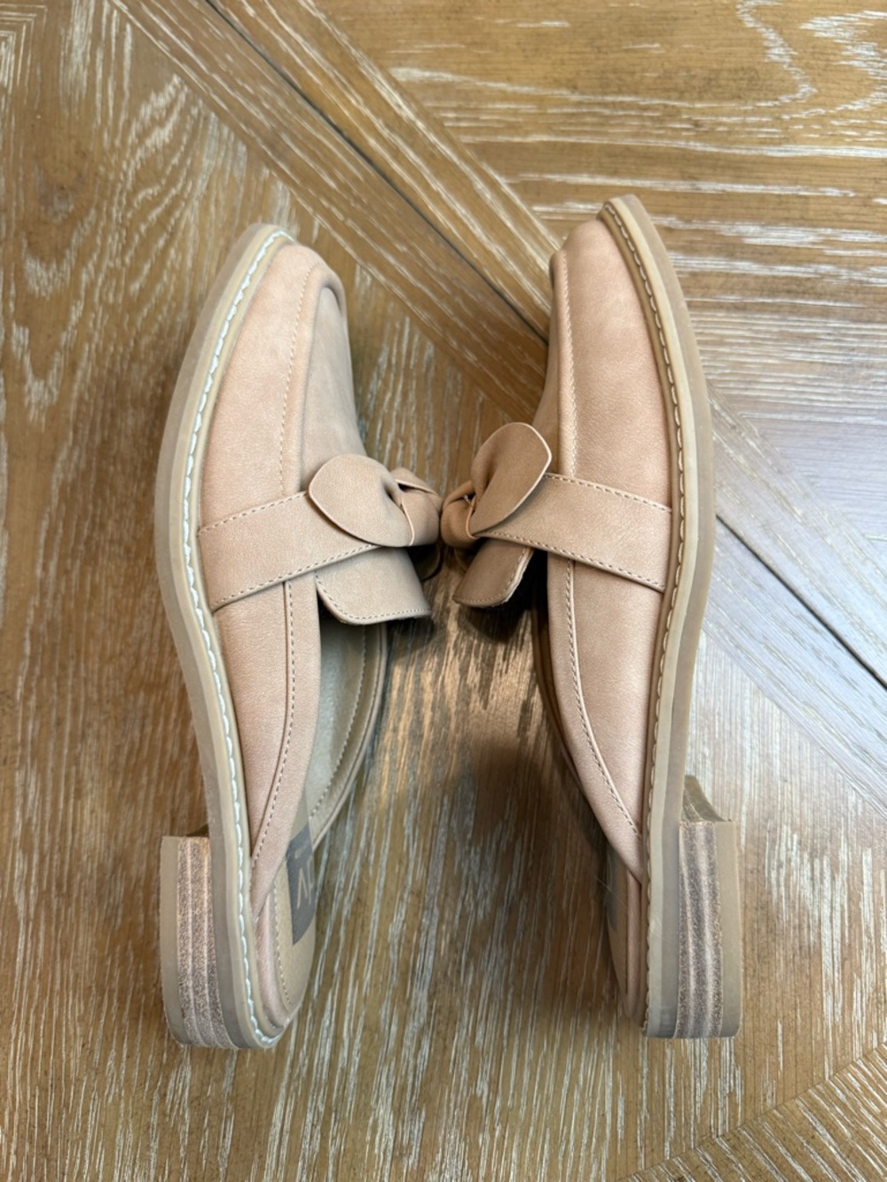 Dolce Vita Tan Knot-Detail Slip-On Fanny Loafers - Picture 8 of 8